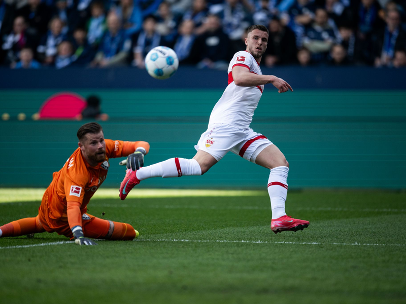 Nick Woltemade setzte sich einmal mehr im Kopfballduell durch. - Foto: Fabian Strauch/dpa