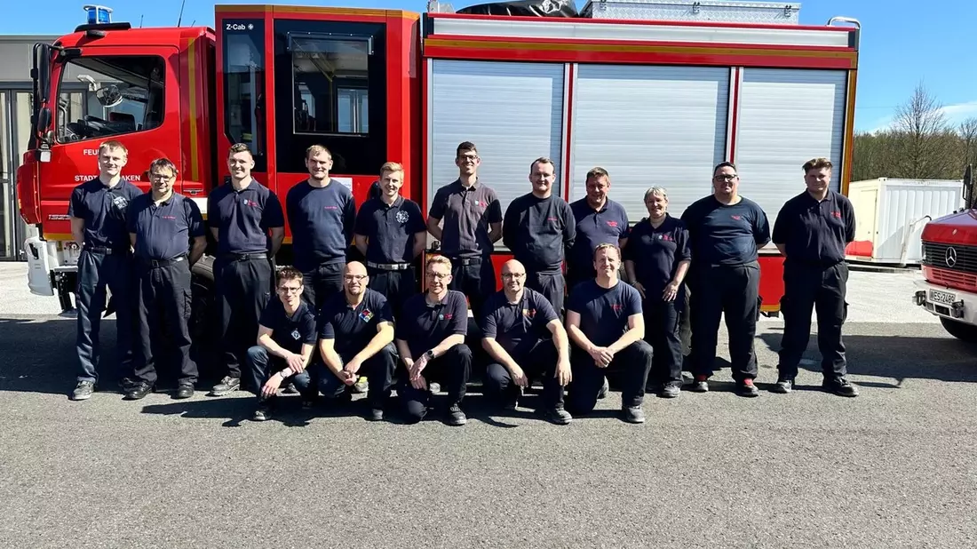 FW Dinslaken: Neue Löschfahrzeug-Maschinisten bei den Feuerwehren im Kreis Wesel. - Bild: presseportal.de