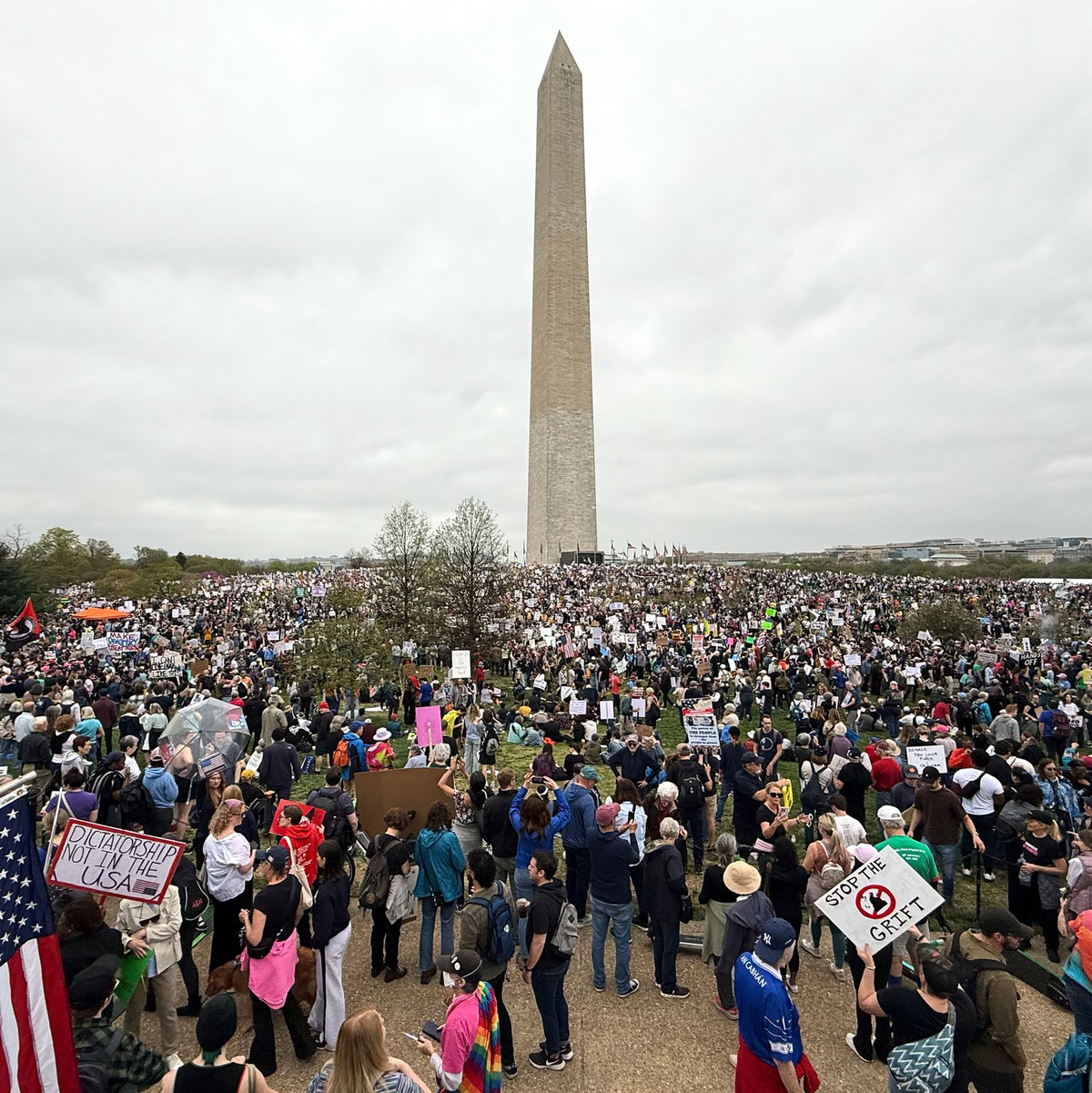 Eine große Demonstration gab es in der US-Hauptstadt Washington, unweit des Weißen Hauses. - Foto: Jose Luis Magana/AP/dpa