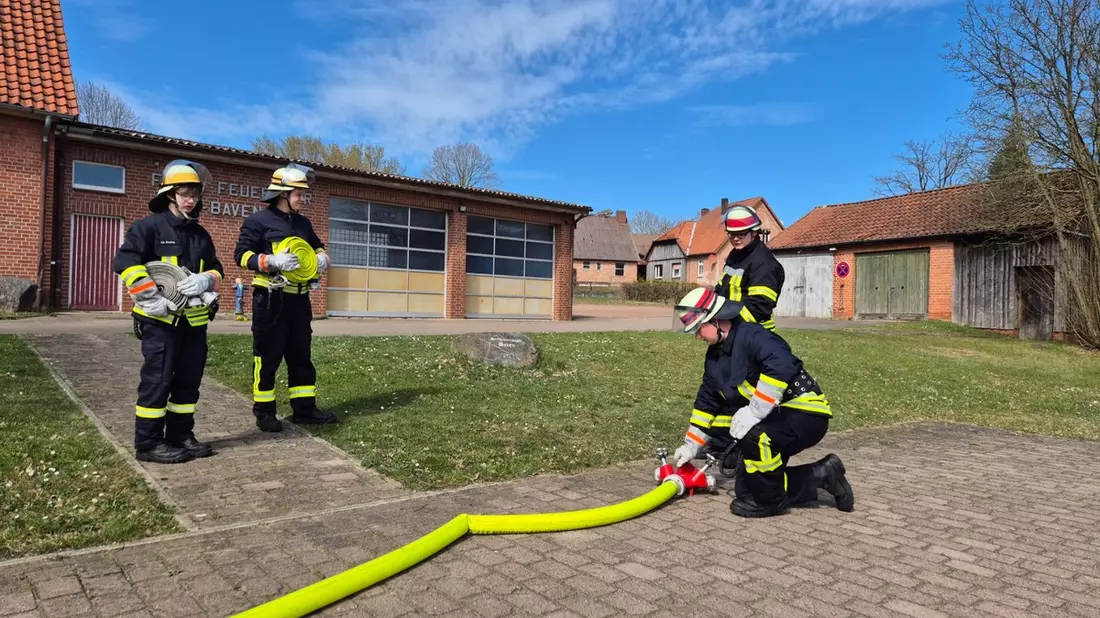 FW Südheide: 15 neue Feuerwehrleute aus der Gemeinde Südheide und 6 Mitglieder aus der Gemeinde Faßberg erreichen die Qualifikationsstufe Einsatzfähigkeit - Bild: presseportal.de