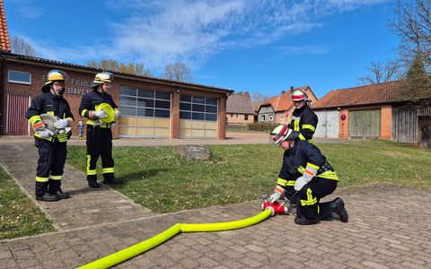 FW Südheide: 15 neue Feuerwehrleute aus der Gemeinde Südheide und 6 Mitglieder aus der Gemeinde Faßberg erreichen die Qualifikationsstufe Einsatzfähigkeit - Foto: presseportal.de