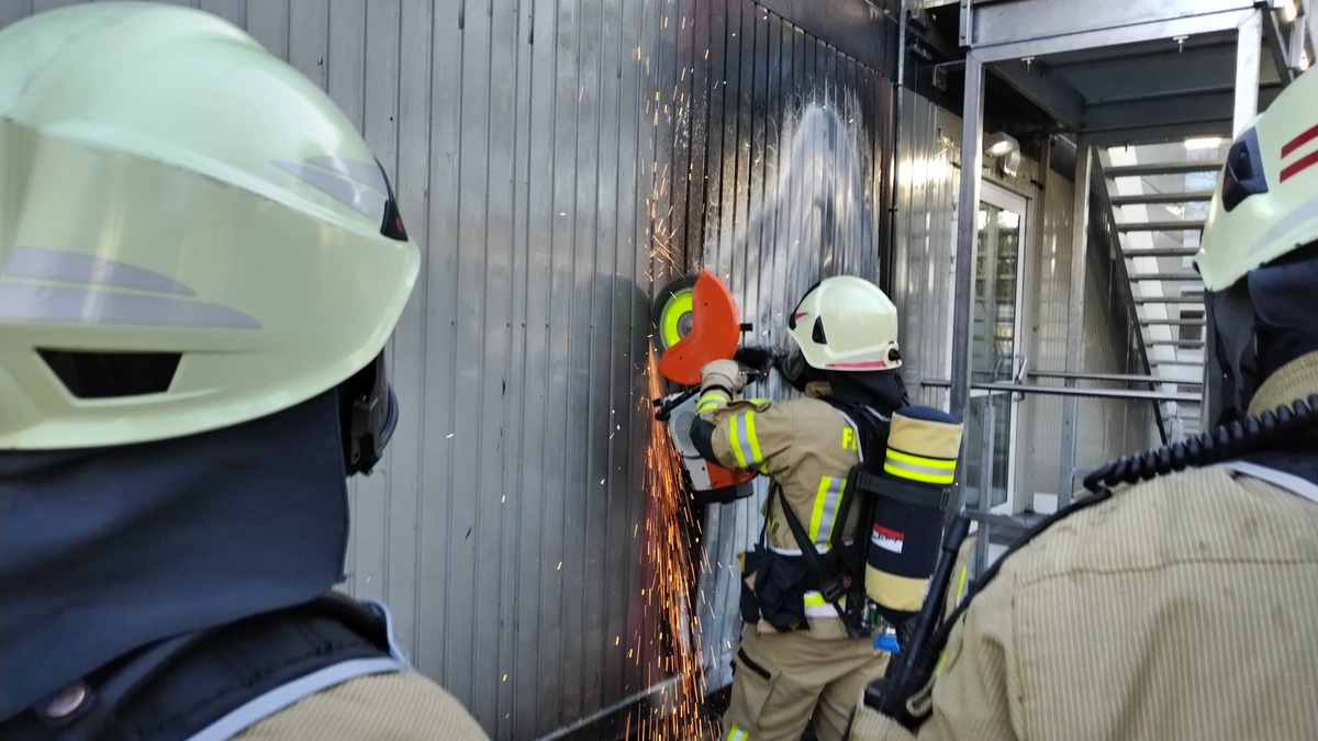 FW Lehrte: Feuer unter Schulcontainer - Foto: presseportal.de