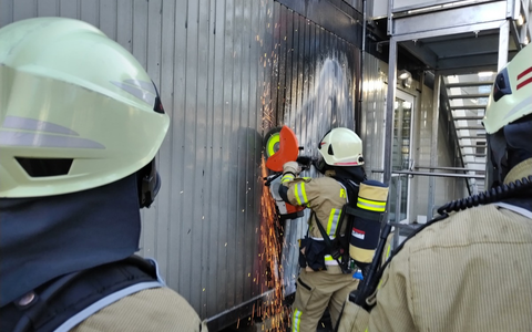 FW Lehrte: Feuer unter Schulcontainer - Foto: presseportal.de
