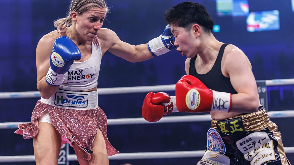Tina Rupprecht (l) und Sumire Yamanaka lieferten sich einen packenden WM-Vereinigungskampf. - Foto: Andreas Gora/dpa