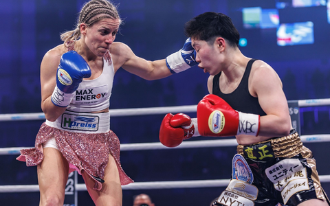 Tina Rupprecht (l) und Sumire Yamanaka lieferten sich einen packenden WM-Vereinigungskampf. - Foto: Andreas Gora/dpa