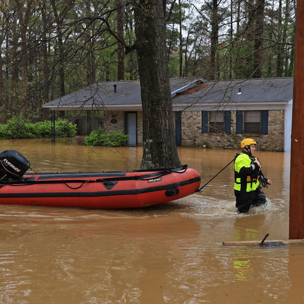 Teilweise kamen die Rettungskräfte nur noch per Boot voran. - Foto: Colin Murphey/Arkansas Democrat-Gazette/AP/dpa