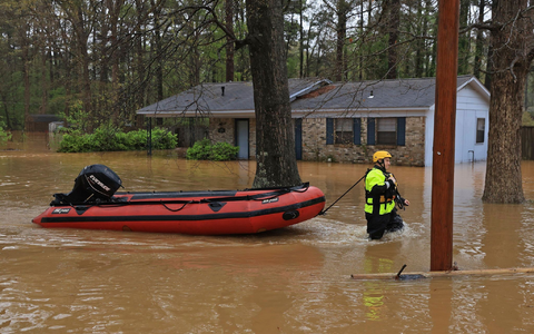 Teilweise kamen die Rettungskräfte nur noch per Boot voran. - Foto: Colin Murphey/Arkansas Democrat-Gazette/AP/dpa