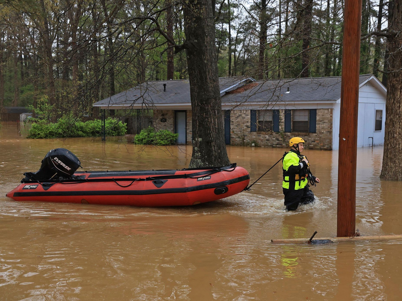 Teilweise kamen die Rettungskräfte nur noch per Boot voran. - Foto: Colin Murphey/Arkansas Democrat-Gazette/AP/dpa