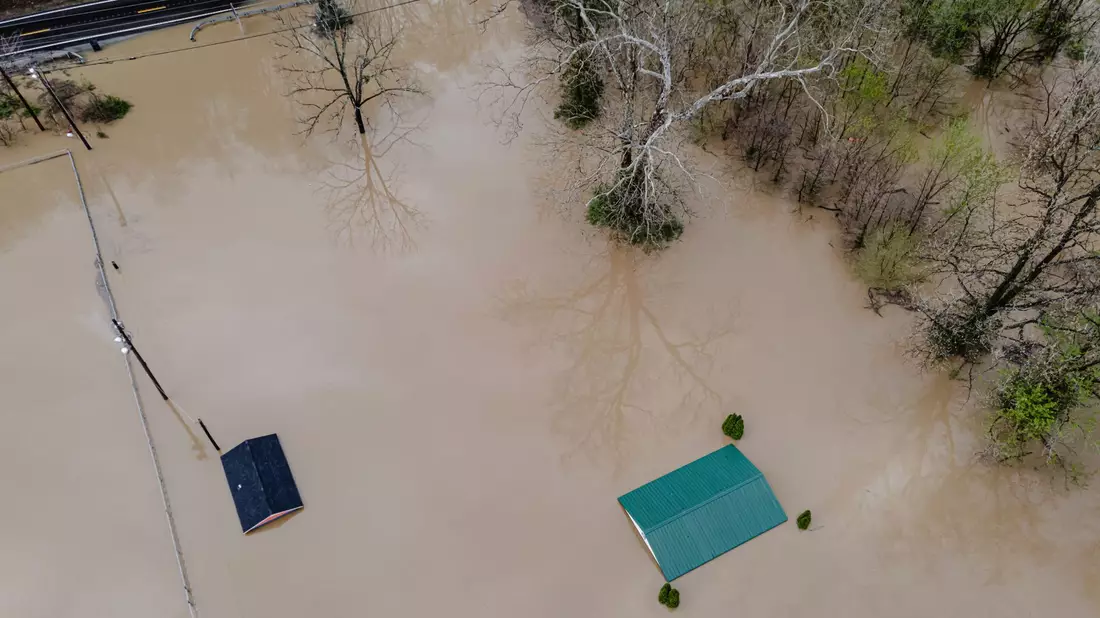 In manchen Unwettergebieten versanken ganze Landstriche im Wasser. - Bild: Jon Cherry/AP/dpa