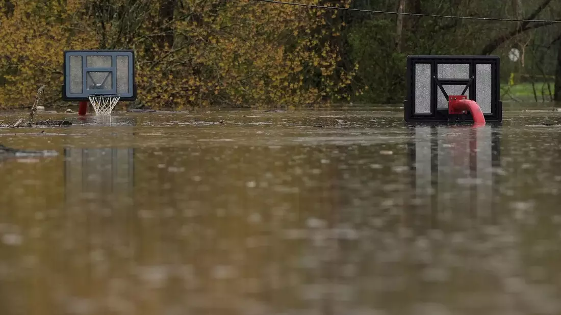 In Kentucky gab es mehrere Tote - ein neunjähriger Junge wurde auf dem Weg zum Bus von den Wassermassen weggeschwemmt. - Bild: Carolyn Kaster/AP/dpa