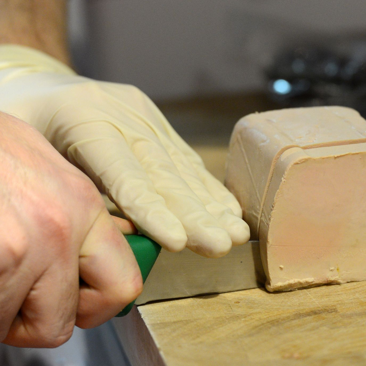 Ein Metzger schneidet eine Scheibe französische Gänsestopfleber. (Archivbild) - Foto: picture alliance / dpa