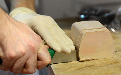 Ein Metzger schneidet eine Scheibe französische GÀnsestopfleber. (Archivbild) - Foto: picture alliance / dpa Ein Metzger schneidet eine Scheibe französische GÀnsestopfleber. (Archivbild) - Foto: picture alliance / dpa