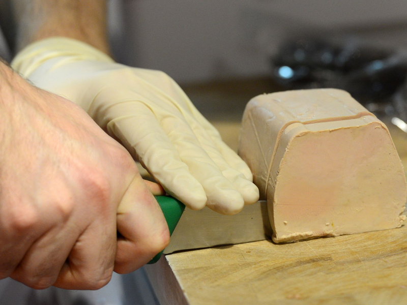 Ein Metzger schneidet eine Scheibe französische Gänsestopfleber. (Archivbild) - Foto: picture alliance / dpa
