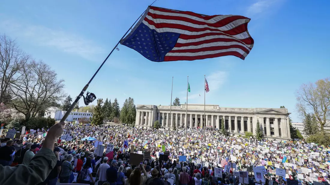 Im ganzen Land zogen Demonstranten gegen Trumps Regierung auf die Straße. - Bild: Ivy Ceballo/The Seattle Times via AP/dpa