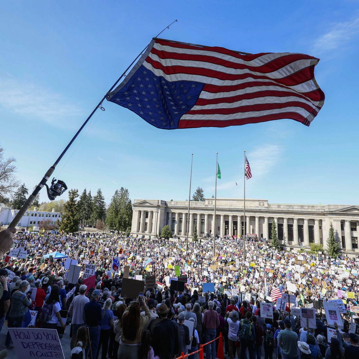 Im ganzen Land zogen Demonstranten gegen Trumps Regierung auf die Straße. - Foto: Ivy Ceballo/The Seattle Times via AP/dpa
