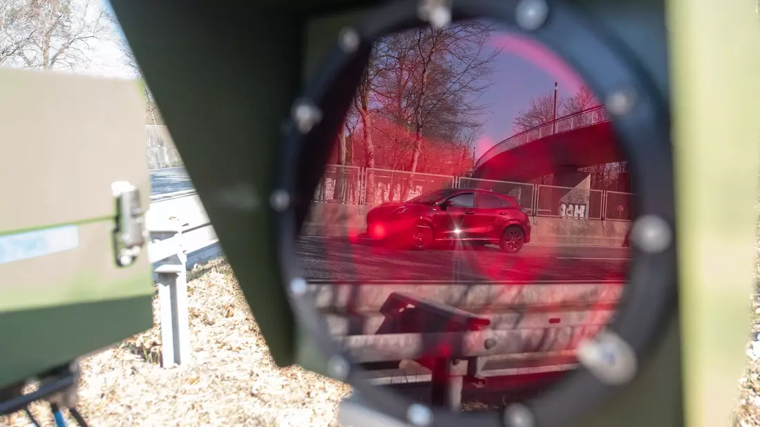 Im vergangenen Jahr haben die Behörden mehrerer Bundesländer mehr Temposünder ertappt als im Jahr davor. (Archivbild) - Bild: Sebastian Gollnow/dpa