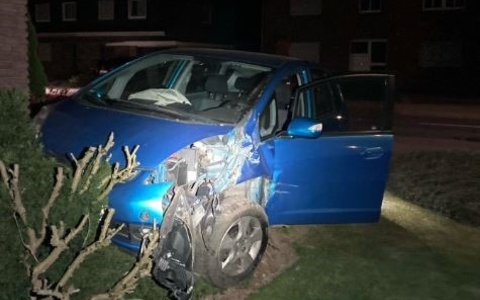 POL-WES: Neukirchen-Vluyn - Verkehrsunfall endet an einer Hauswand und mit einer Blutprobe - Foto: presseportal.de