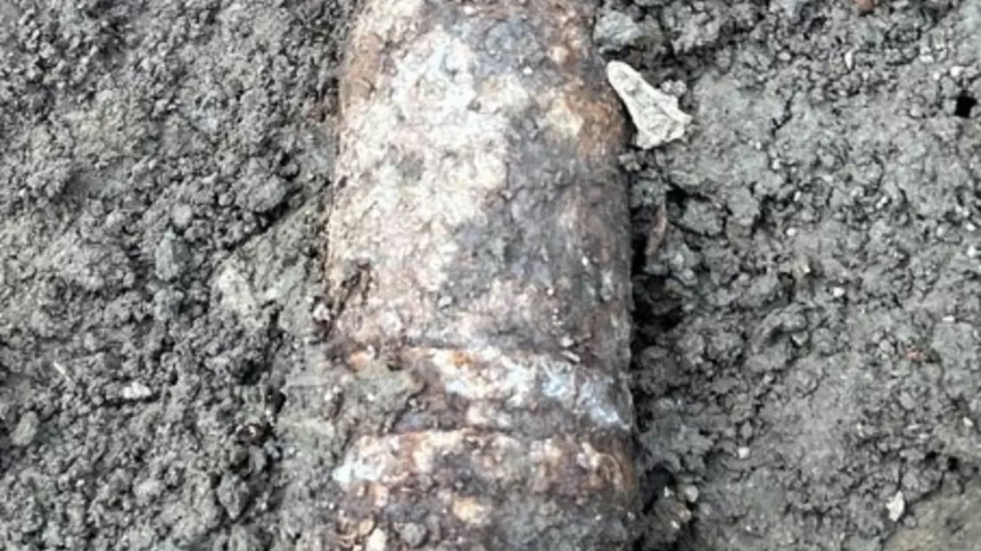 LPI-EF: Schrecksekunde bei Grabungsarbeiten - Panzergranate im Garten entdeckt - Bild: presseportal.de