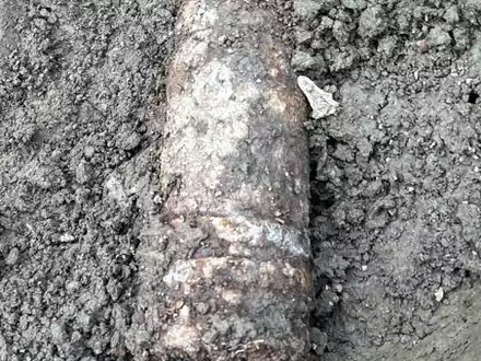 LPI-EF: Schrecksekunde bei Grabungsarbeiten - Panzergranate im Garten entdeckt - Foto: presseportal.de