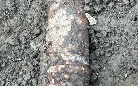 LPI-EF: Schrecksekunde bei Grabungsarbeiten - Panzergranate im Garten entdeckt - Foto: presseportal.de