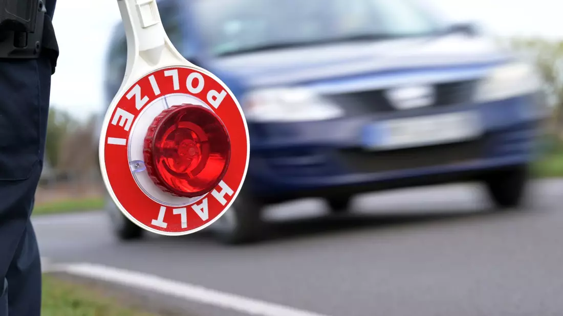 Kommunen und Länder nehmen jedes Jahr Millionen ein, weil Fahrerinnen und Fahrer zu viel Gas geben. - Bild: Michael Bahlo/dpa