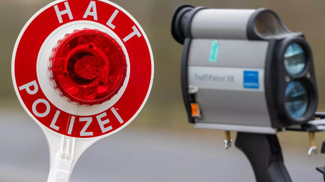 Polizei und Beschäftigte der kommunalen Verkehrsüberwachung betreiben für den Blitzermarathon einen großen Aufwand. (Archivbild) - Bild: Stefan Sauer/dpa