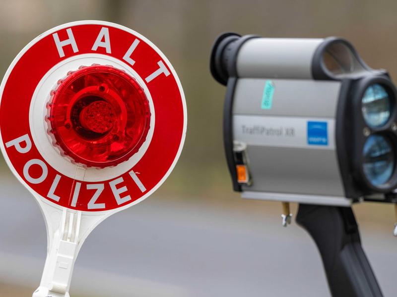 In mehreren Bundesländern will die Polizei die Geschwindigkeit von Fahrzeugen messen. (Symboldbild) - Foto: Stefan Sauer/dpa
