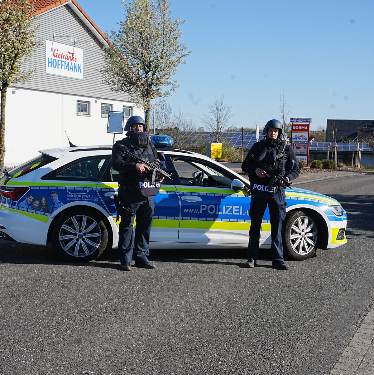 Drei Menschen sind in dem kleinen Ort Weitefeld im Westerwald tot aufgefunden worden. - Foto: Thomas Frey/dpa
