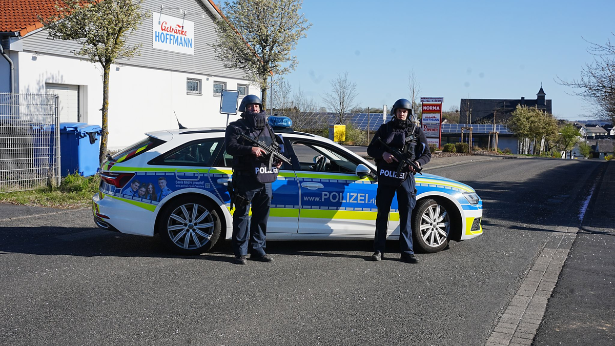 Die Polizei war nach der Tat mit einem Großaufgebot vor Ort (Archivbild). - Foto: Thomas Frey/dpa