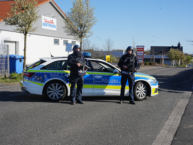 Die Polizei war nach der Tat mit einem Großaufgebot vor Ort (Archivbild). - Foto: Thomas Frey/dpa