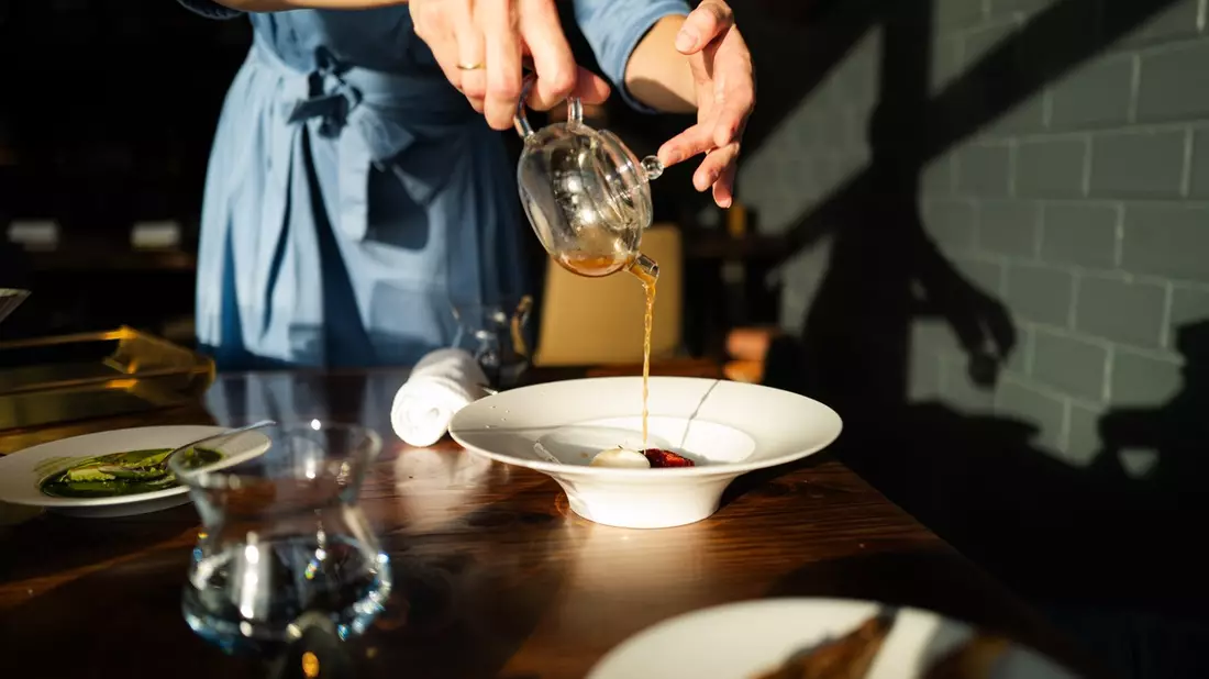 Nennt es nicht Business Lunch / Neues Lunch-Angebot im Zwei-Sterne-Restaurant 100/200 kitchen - Bild: presseportal.de