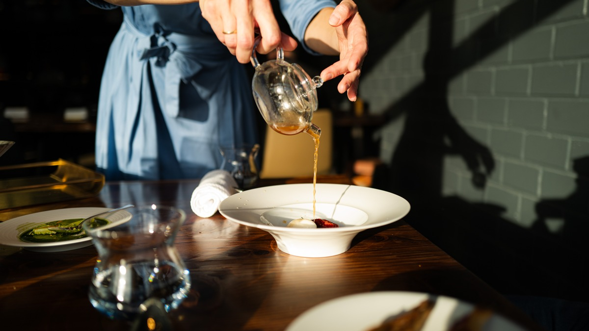 Nennt es nicht Business Lunch / Neues Lunch-Angebot im Zwei-Sterne-Restaurant 100/200 kitchen - Foto: presseportal.de