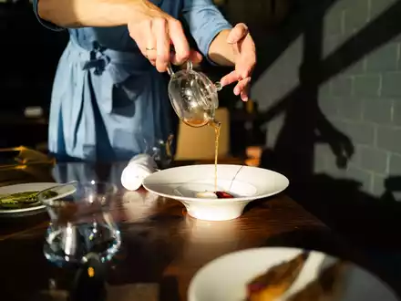 Nennt es nicht Business Lunch / Neues Lunch-Angebot im Zwei-Sterne-Restaurant 100/200 kitchen - Foto: presseportal.de