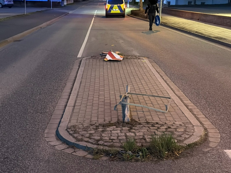 LPI-NDH: Verkehrsinsel überfahren und geflüchtet - Foto: presseportal.de