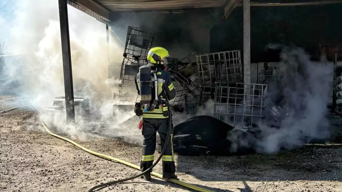FW-NE: Feuer in Gewerbebetrieb | Anbau brannte in voller Ausdehnung | Keine Verletzten - Bild: presseportal.de