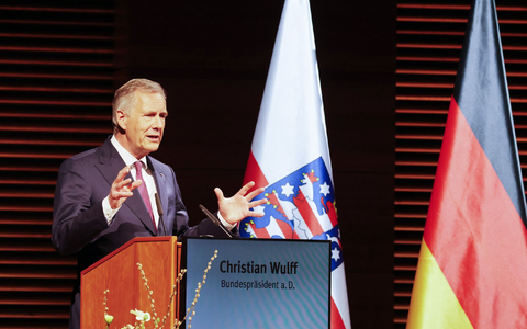 Natali FĂŒrst gehört zu den teilnehmenden KZ-Ăberlebenden bei den Gedenkveranstaltungen in Weimar. Die geschĂ€ftsfĂŒhrende Kulturstaatsministerin Claudia Roth soll am Nachmittag bei einer Kranzniederlegung auf dem ehemaligen Appellplatz des Lagers sprechen. - Foto: Bodo Schackow/dpa Natali FĂŒrst gehört zu den teilnehmenden KZ-Ăberlebenden bei den Gedenkveranstaltungen in Weimar. Die geschĂ€ftsfĂŒhrende Kulturstaatsministerin Claudia Roth soll am Nachmittag bei einer Kranzniederlegung auf dem ehemaligen Appellplatz des Lagers sprechen. - Foto: Bodo Schackow/dpa