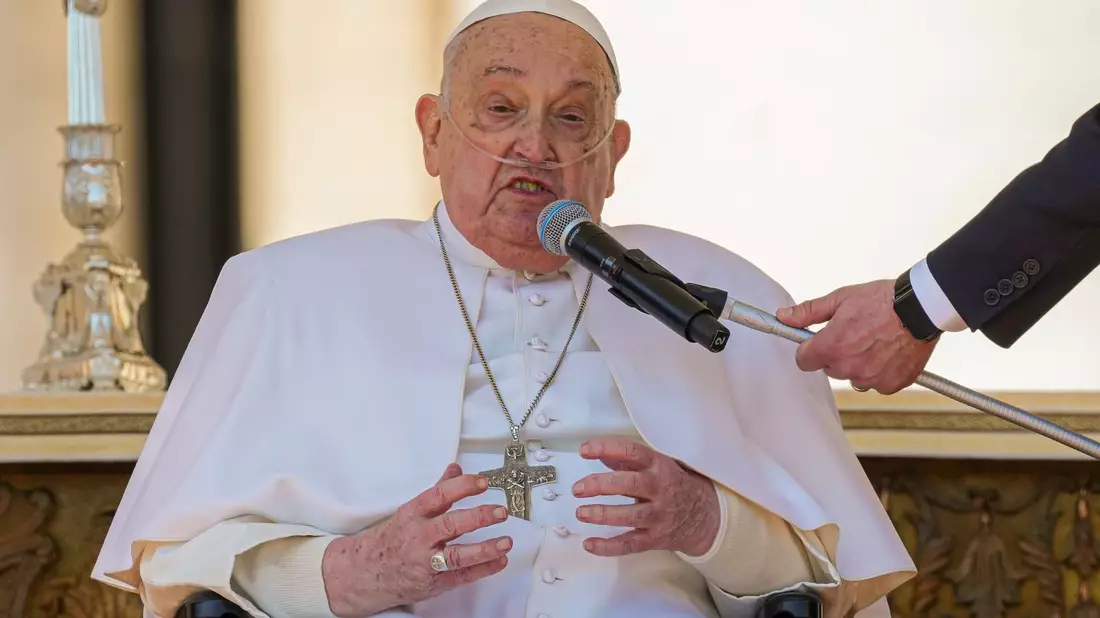 Papst Franziskus hat Großbritanniens König Charles III. und dessen Frau Königin Camilla zu einem privaten Gespräch im Vatikan empfangen. - Bild: Andrew Medichini/AP/dpa