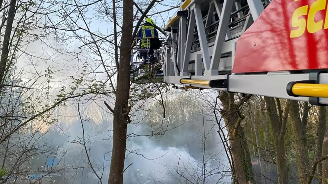 FW-EN: Gartenlaubenbrand an den Bahngleisen in Schwelm - Bild: presseportal.de