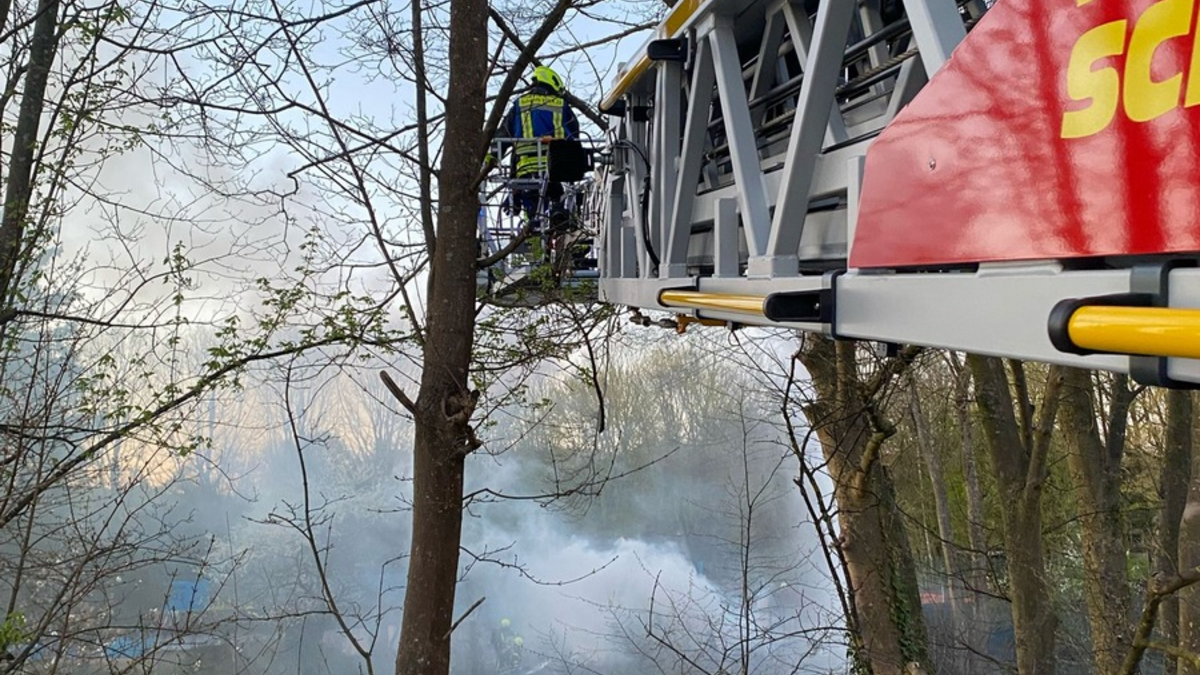 FW-EN: Gartenlaubenbrand an den Bahngleisen in Schwelm - Foto: presseportal.de