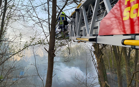 FW-EN: Gartenlaubenbrand an den Bahngleisen in Schwelm - Foto: presseportal.de
