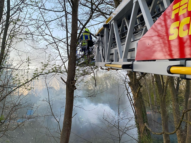 FW-EN: Gartenlaubenbrand an den Bahngleisen in Schwelm - Foto: presseportal.de