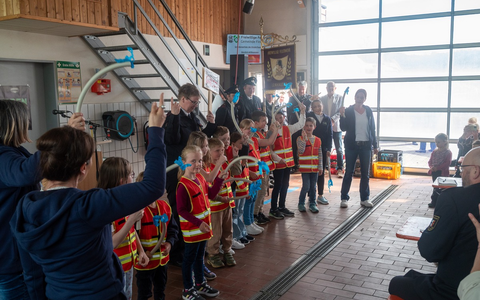 FW Finnentrop: Gründung der Kinderfeuerwehr - Foto: presseportal.de