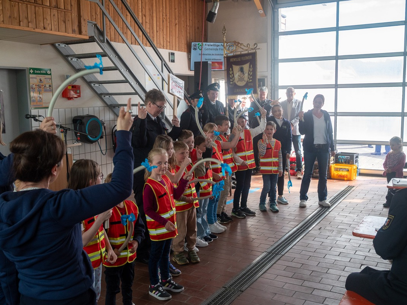 FW Finnentrop: Gründung der Kinderfeuerwehr - Foto: presseportal.de