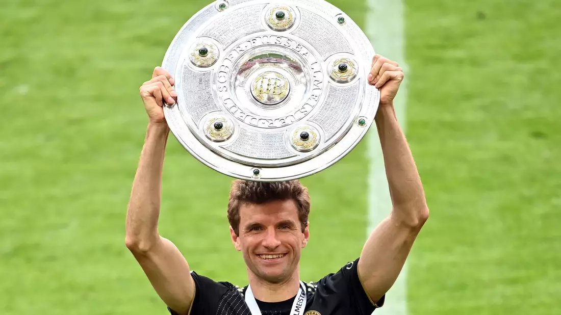 Thomas Müller hofft zum Bayern-Abschied auf die 13. Meisterschale. - Bild: Sven Hoppe/dpa-Pool/dpa