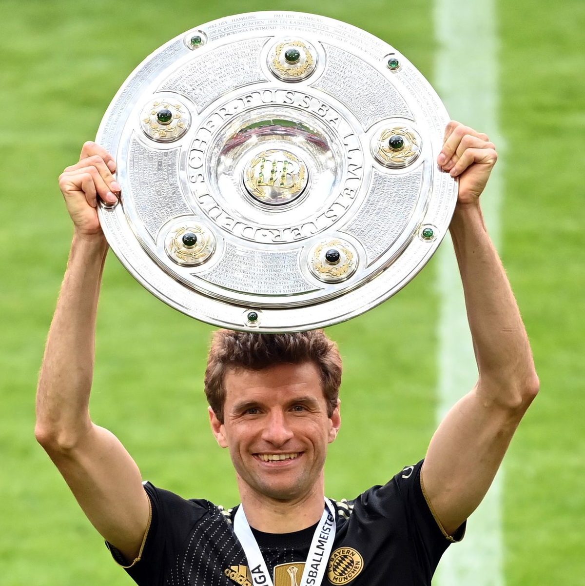 Der Rekordmeister: Es deutet alles darauf hin, dass Thomas Müller zum Bayern-Abschied noch ein 13. Mal die Meisterschale in Händen halten kann.  - Foto: Sven Hoppe/dpa-Pool/dpa