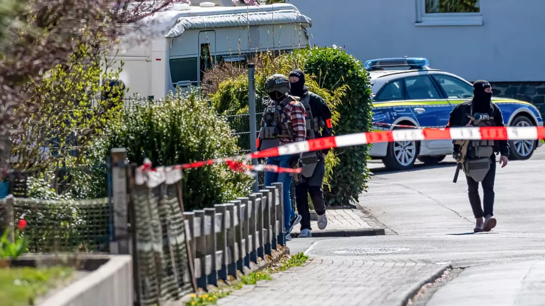 Das Dort wurde abgeriegelt. Schwer bewaffnete Polizisten sind vor Ort. - Bild: Markus Klümper/der sauerlandreporter/dpa
