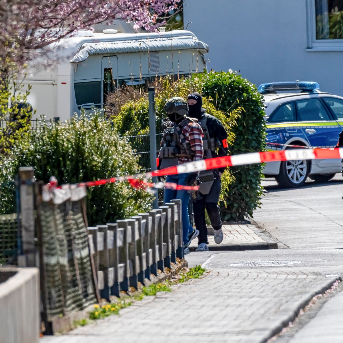 Das Dort wurde abgeriegelt. Schwer bewaffnete Polizisten sind vor Ort. - Foto: Markus Klümper/der sauerlandreporter/dpa
