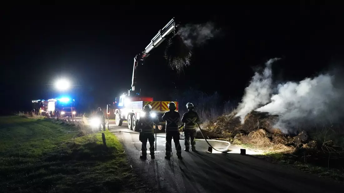FW Bocholt: Feldbrand stellt sich als brennender Schilfhaufen heraus - Bild: presseportal.de