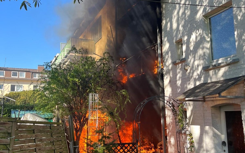 FW-E: Großes Brandereignis lässt ein Mehrfamilienhaus unbewohnbar werden - aufwendiger Einsatz für die Feuerwehr - Foto: presseportal.de