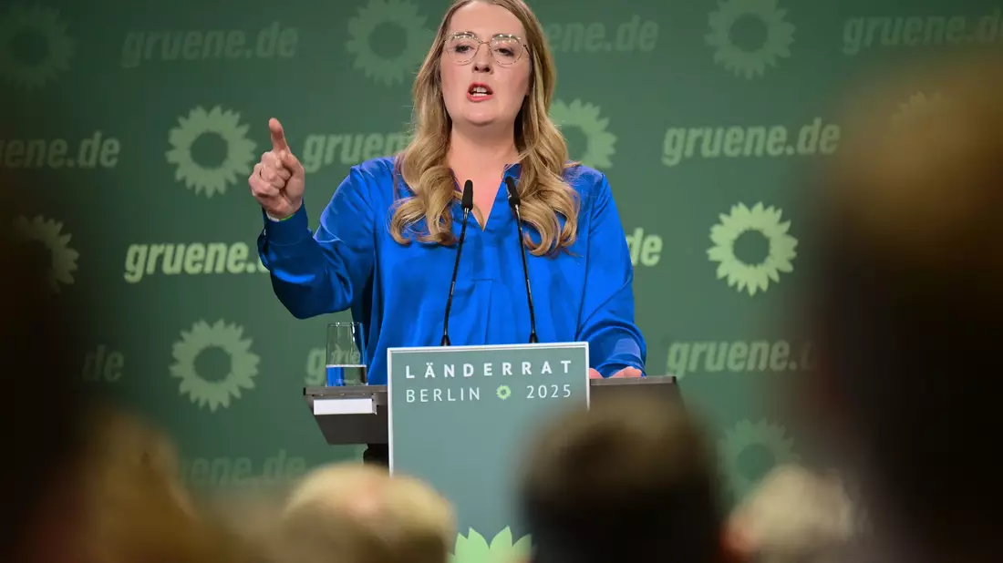 Zum Abschied gab es Blumen für das einstige Spitzenduo Habeck und Baerbock. - Bild: Sebastian Christoph Gollnow/dpa